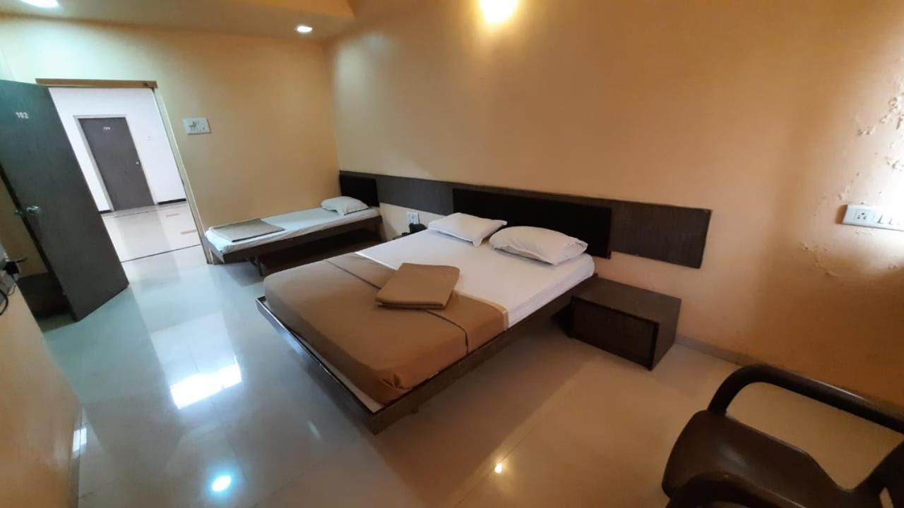 Sugandha Lodge Solapur Exterior photo