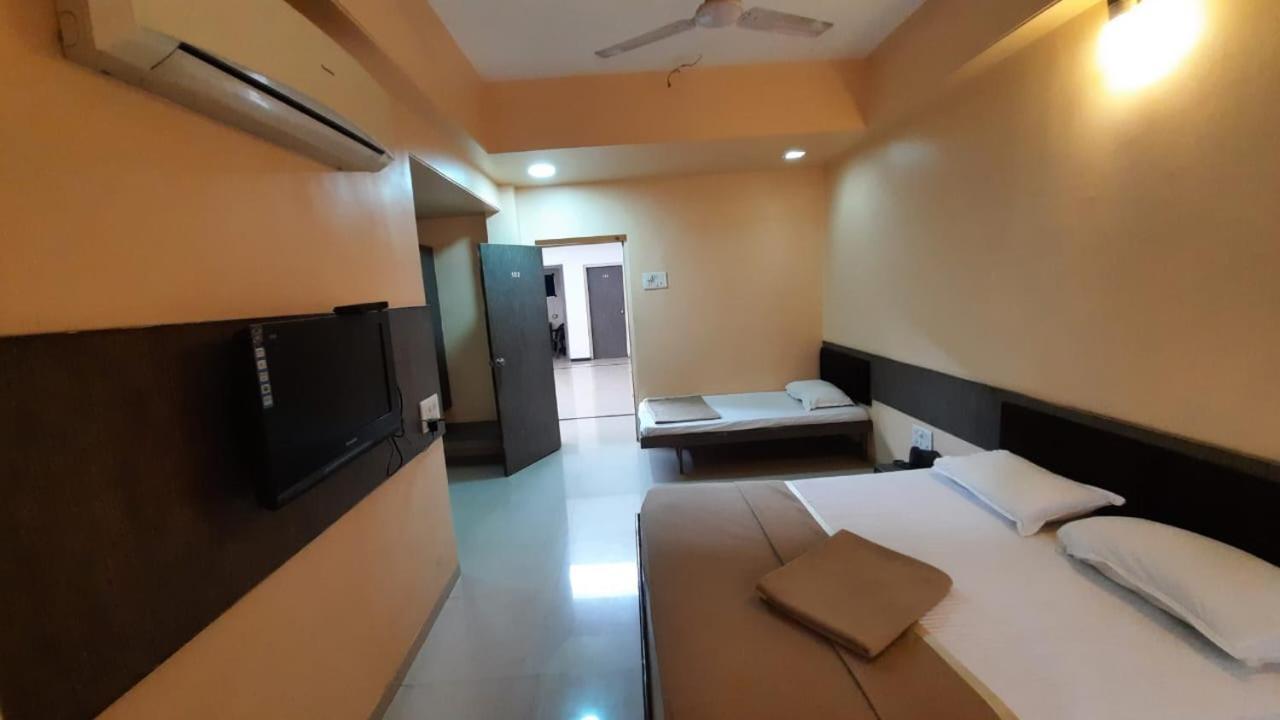 Sugandha Lodge Solapur Exterior photo