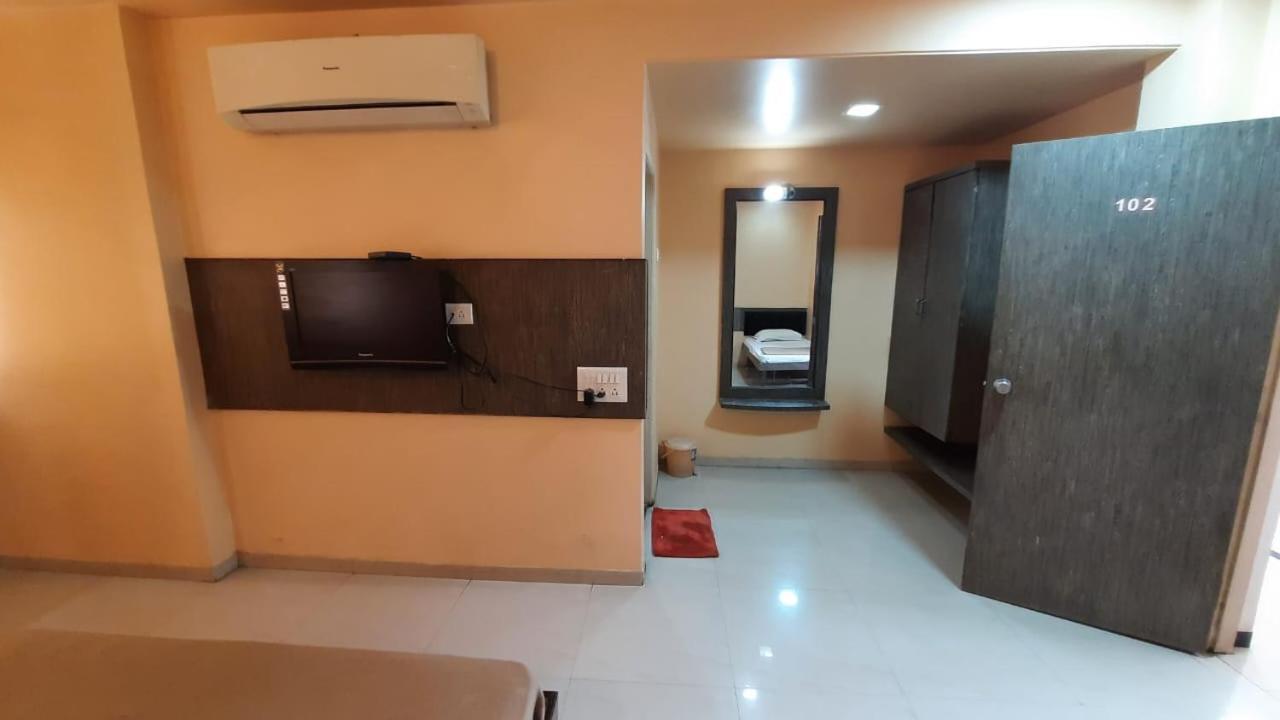Sugandha Lodge Solapur Exterior photo